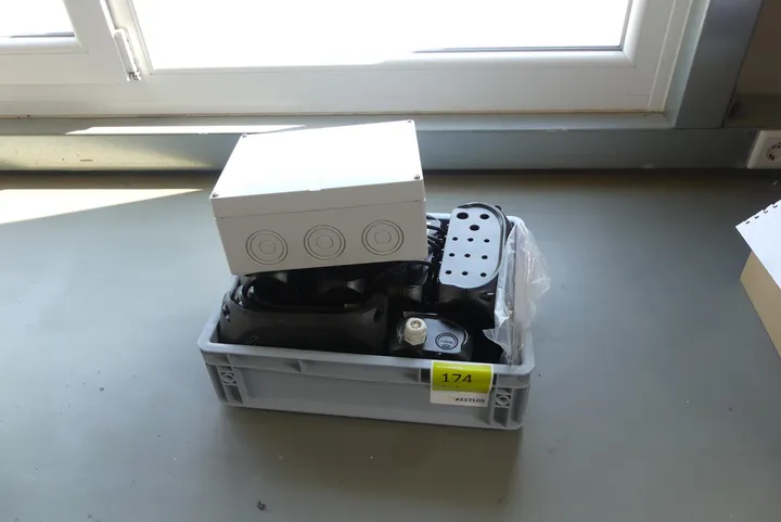 Konvolut LED-Trafo/Treiber (2-Kanal-Netzteil mit RC-Dimmfunktion) Umfang: Kiste mit Inhalt